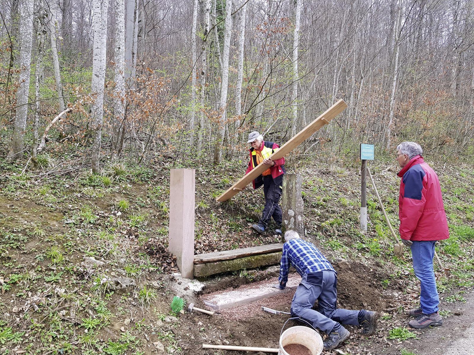 S’alti Ruehbänkli am Lettenweg steht wieder