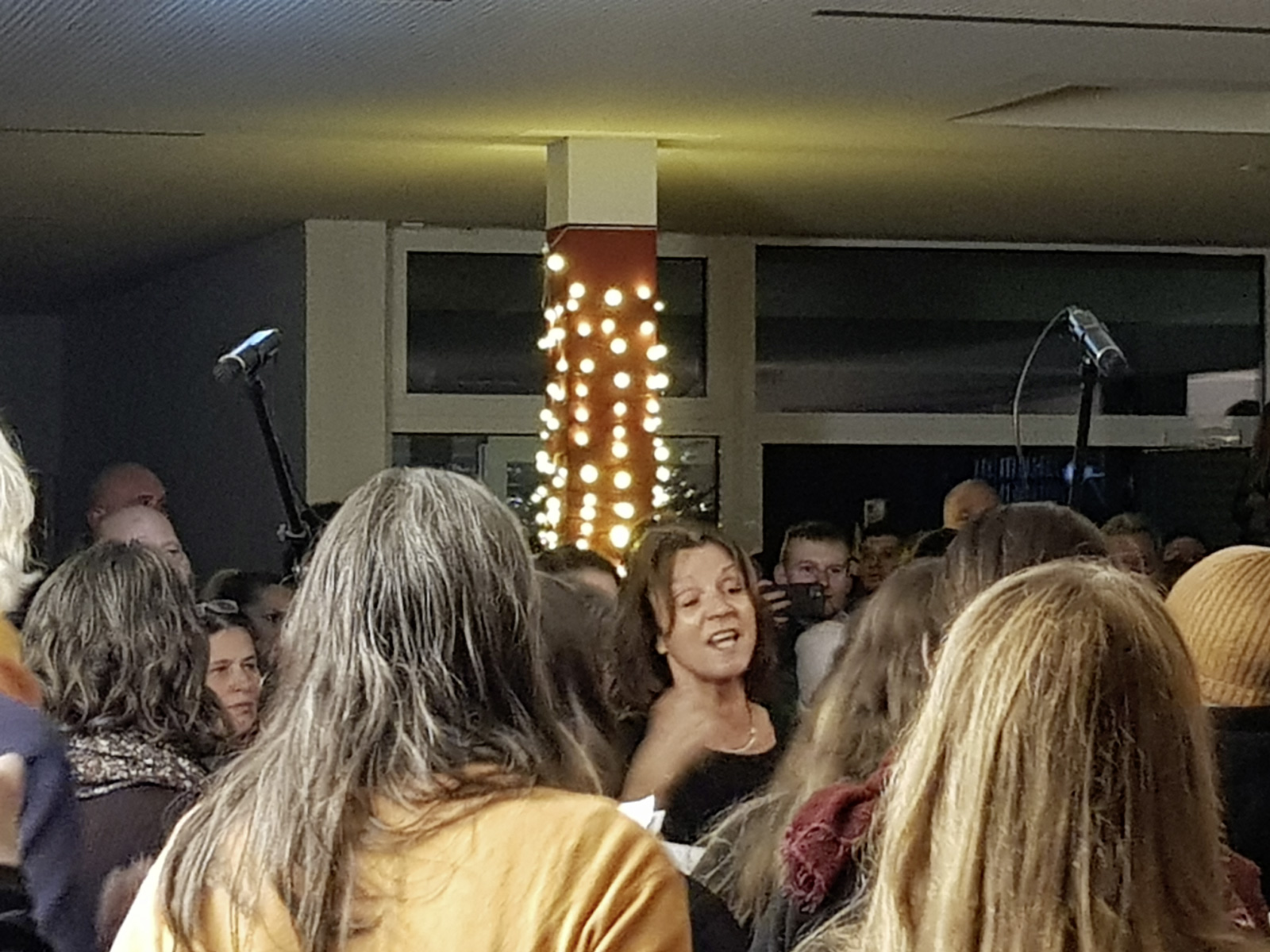 Singen unter dem Weihnachtsbaum in der Wiesentalschule